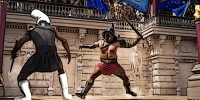La guerra russo-ucraina sembra sempre più un fatto personale fra il "puffo nero" e lo zar, proprio come gli scontri nelle arene romane di oltre 2000 anni fa. E gli spettatori entusiasti che gettano armi in campo per non fare suonare il gong di fine match sono i membri dell'Ue che tifano per vedere sempre più "sangue"
